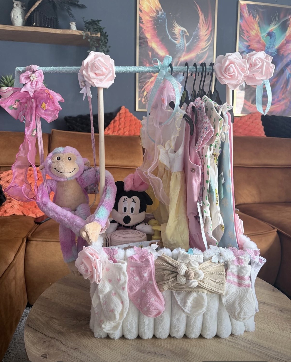Kraamcadeau voor een meisje met babykleertjes en accessoires